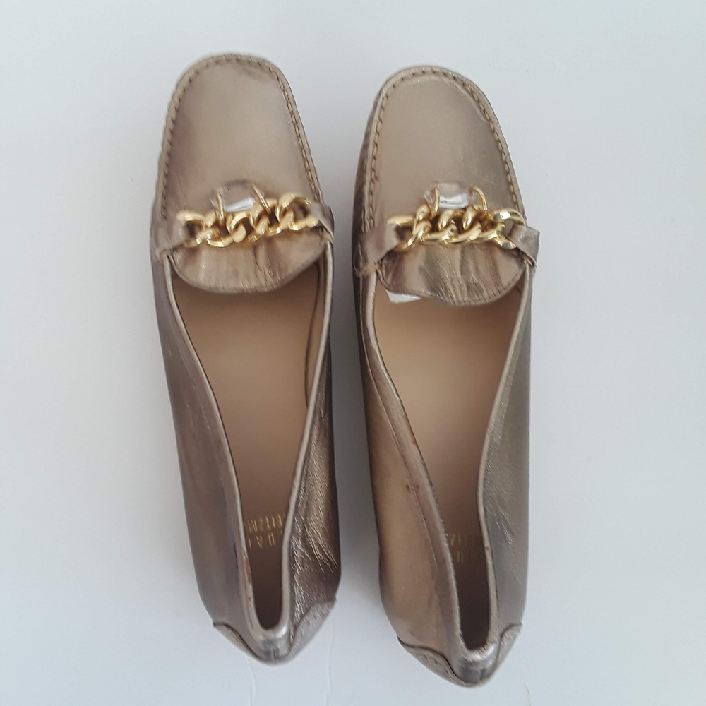 Stuart Weitzman Size 8W Gold Leather Metallic Loafer with Gold Chain